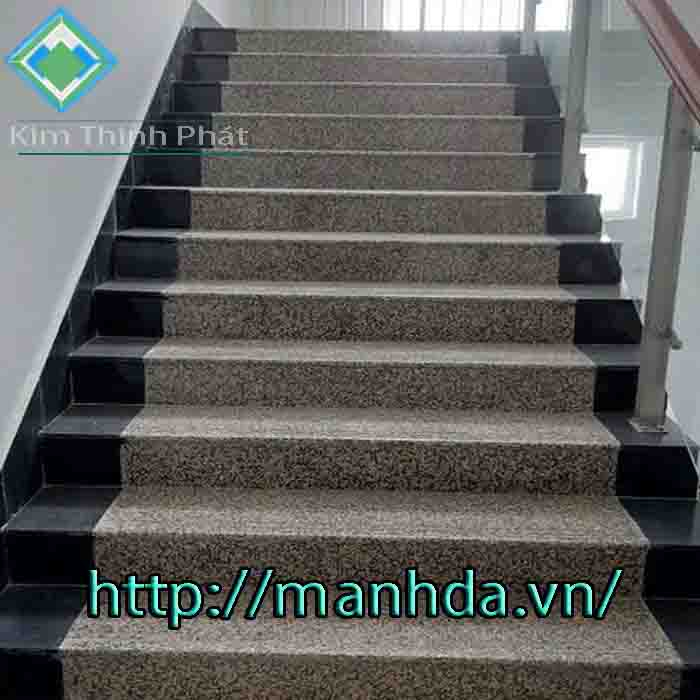 Cầu thang đá hồng tuyt trải thảm Cầu thang đá hồng tuyt trải thảm