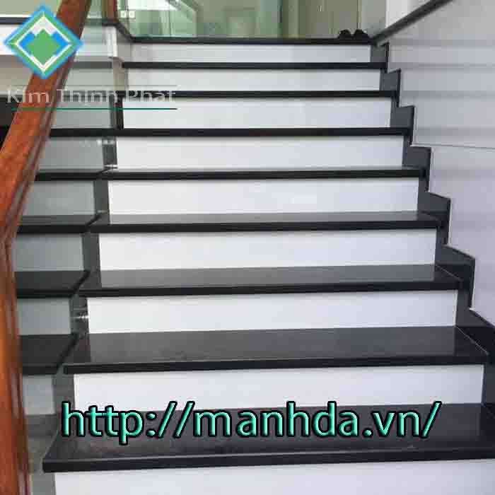 Cầu thang đá mặt nằm đá đen kim sa mặt dựng đá trắng sứ kẹp chỉ Cầu thang đá mặt nằm đá đen kim sa mặt dựng đá trắng sứ kẹp chỉ