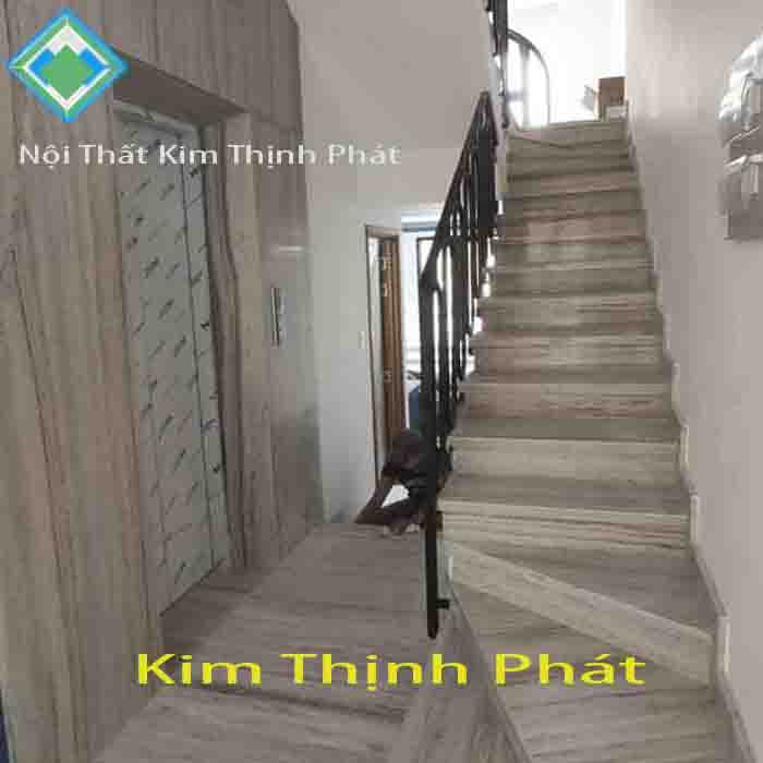 Cầu thang đá trắng xám vân gỗ f3