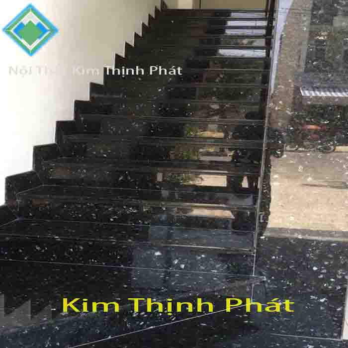 Cầu thang đá đen xà cừ đẹp