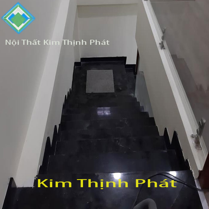 cầu thang đá đen kim sa f3